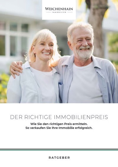 Ein älteres Paar steht lächelnd vor einem Haus und sucht nach dem richtigen Immobilienpreis für einen erfolgreichen Verkauf