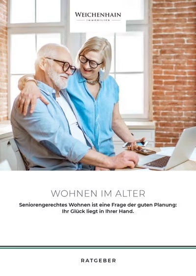 Zwei Senioren sitzen in einem hellen Raum und nutzen einen Laptop, um ihre Wohnsituation im Alter vorzubereiten.