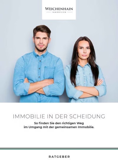 Scheidungspaar steht nebeneinander und sucht nach Lösungen für den Umgang mit gemeinsamem Eigentum.